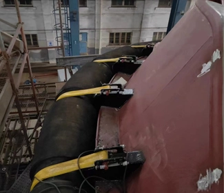 Fixer aux taquets ou aux rails.