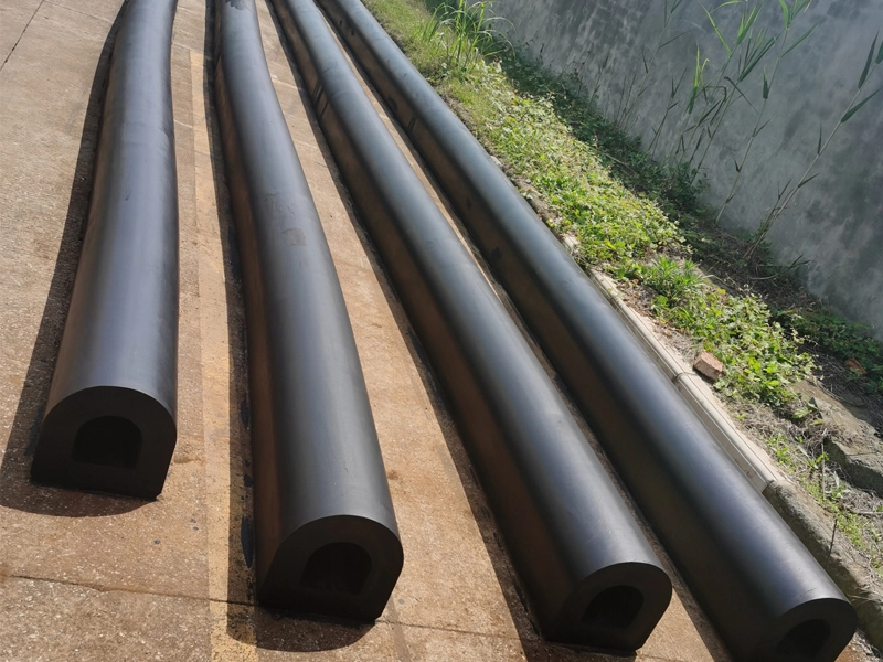 Courbe de performance de l'absorption d'énergie et de la force de réaction pour les défenses en caoutchouc DD