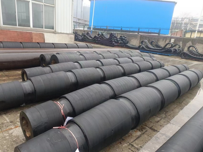 Installation d'une défense d'accostage cylindrique Tonly sur un quai commercial pour la protection contre l'accostage.